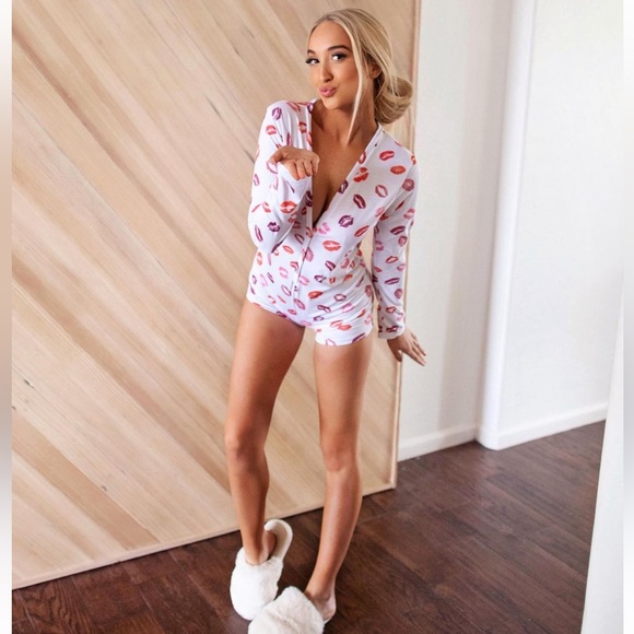 PrettyLittleThing Other - Pretty Little Thing Kiss My Printed Romper